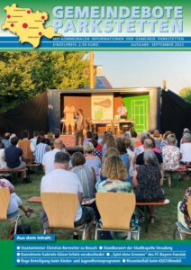 Bild zeigt die Aufführung des Kulturmobils im Rathauspark mit Zuschauer