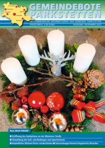 Adventskranz mit vier weissen Kerzen und Christbaumkugeln