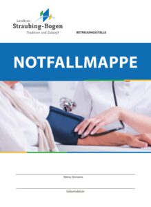Notfallmappe, Bild auf dem einer Dame Blutdruck gemessen wird