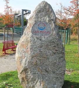 Der wunderschöne große Granitstein am Rastplatz des europäischen Pilgerweges VIA NOVA in Reibersdorf.