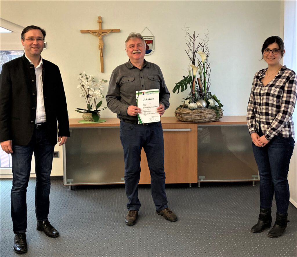 Auf den Foto ist Bürgermeister Martin Panten, Chronist Konrad Rothammer und Geschäftsleitung Jennifer Graf zu sehen.