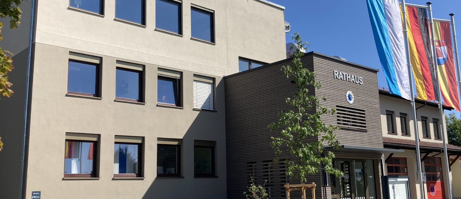 Vorderansicht des kompletten Rathausgebäude und Feuerwehr