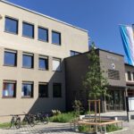 Vorderansicht des kompletten Rathausgebäude und Feuerwehr