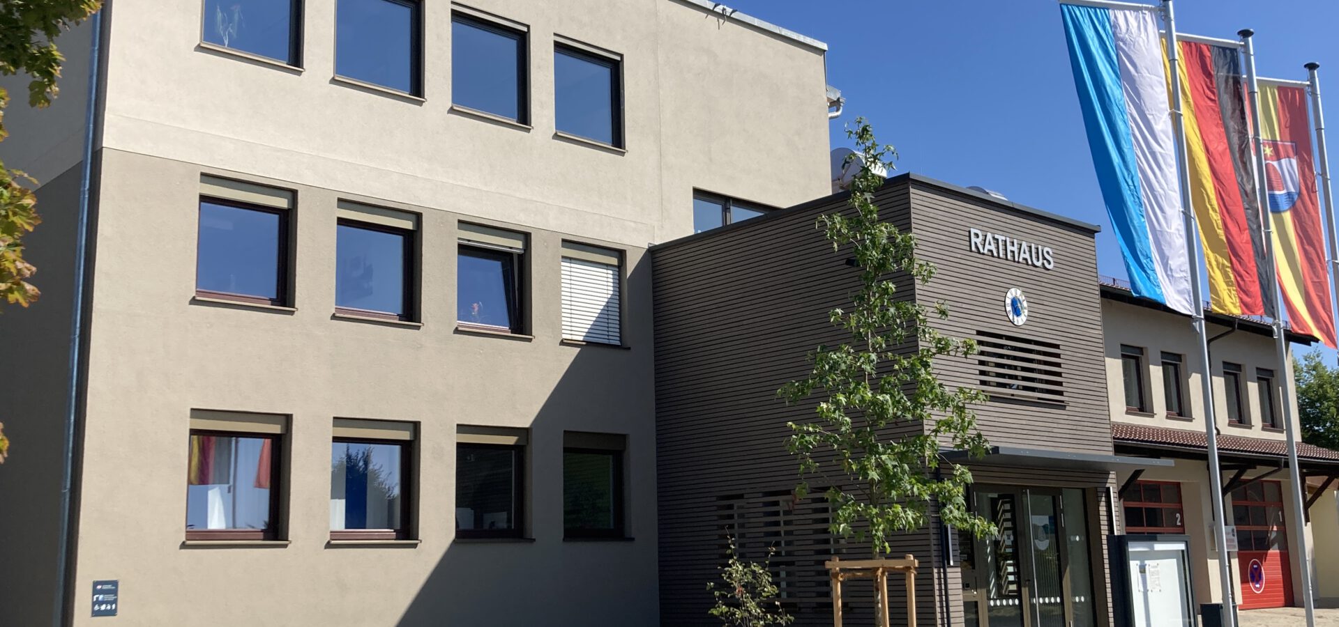 Vorderansicht des kompletten Rathausgebäude und Feuerwehr
