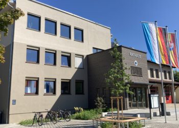 Vorderansicht des kompletten Rathausgebäude und Feuerwehr