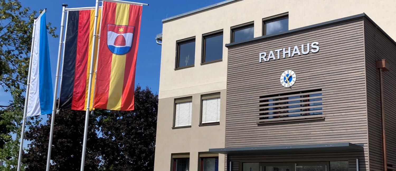 Vorderansicht des Rathauses Eingangsbereich mit voller Beflaggung