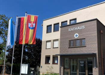 Vorderansicht des Rathauses Eingangsbereich mit voller Beflaggung