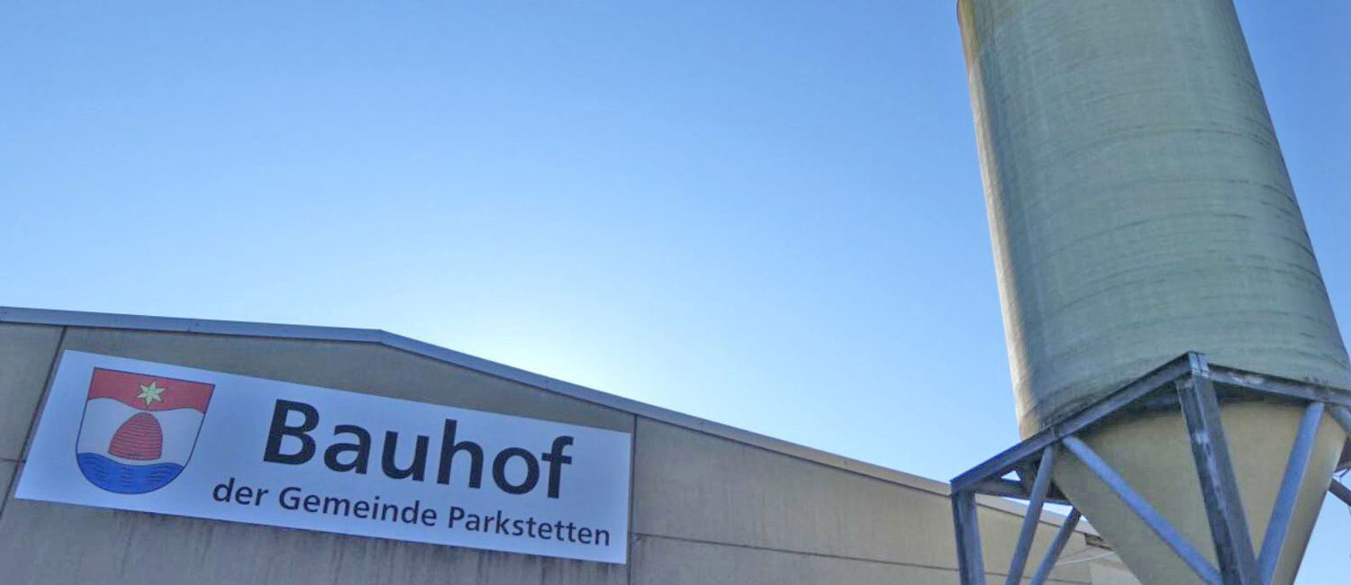 Bild zeigt ein großes Schild mit der Aufschrift "Bauhof der Gemeinde Parkstetten"