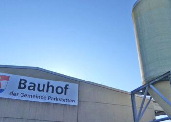 Bild zeigt ein großes Schild mit der Aufschrift "Bauhof der Gemeinde Parkstetten"