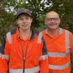 Auszubildender Sebastian Schöberl (links) zusammen mit seinem Ausbilder, Bauhofleiter Sepp Gilch