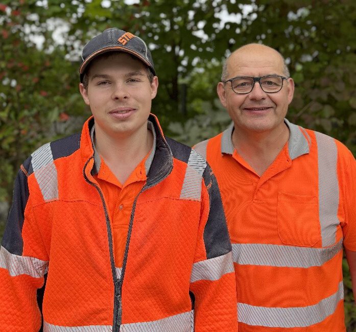 Auszubildender Sebastian Schöberl (links) zusammen mit seinem Ausbilder, Bauhofleiter Sepp Gilch