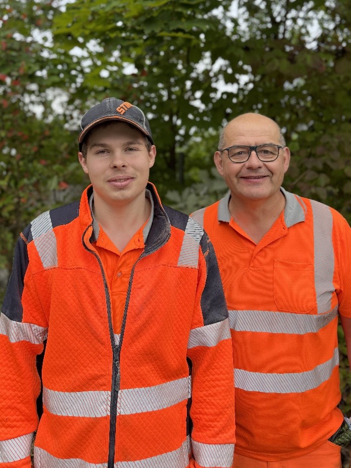 Auszubildender Sebastian Schöberl (links) zusammen mit seinem Ausbilder, Bauhofleiter Sepp Gilch
