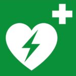 Grünes Schild mit Herz und Kreuz, Defibrillator