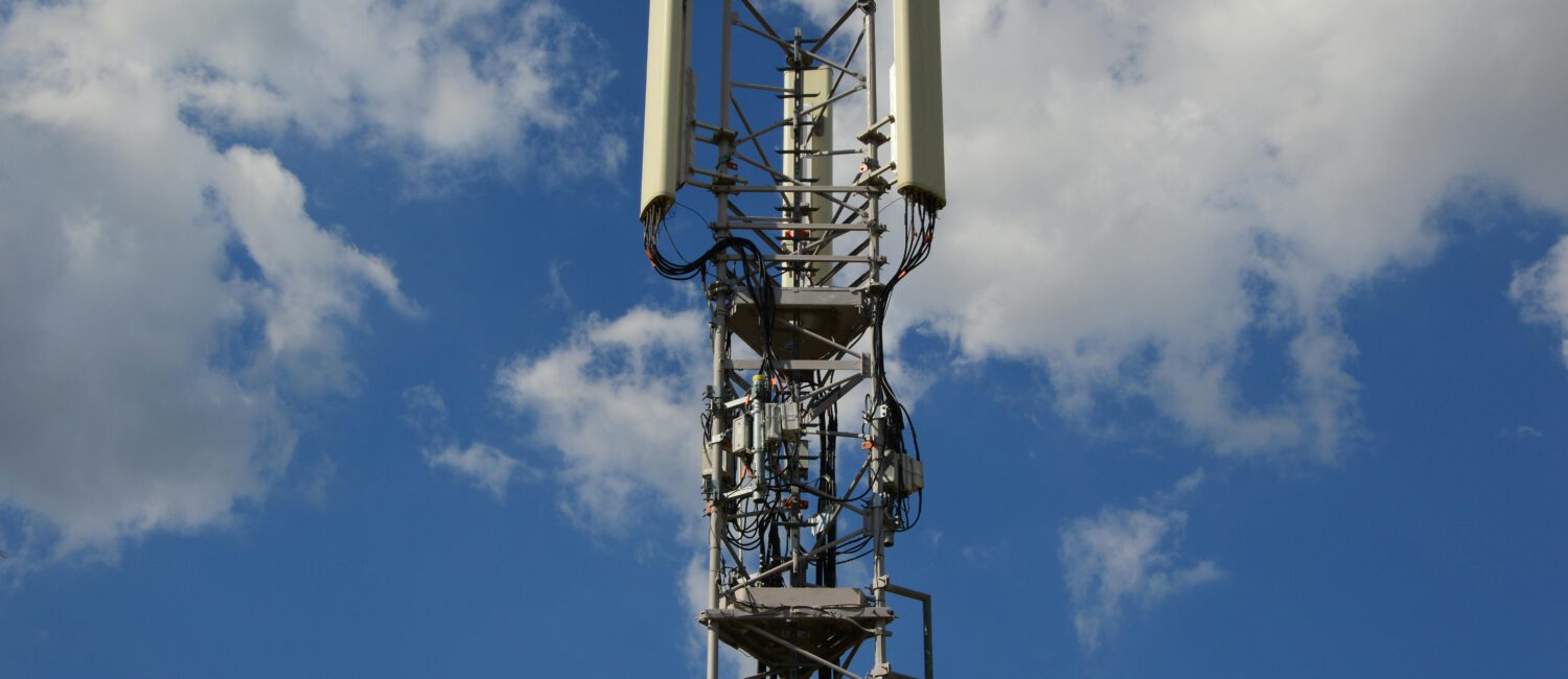 Bild zeigt einen Funkmast mit Blauen Himmel und weißen Wolchen